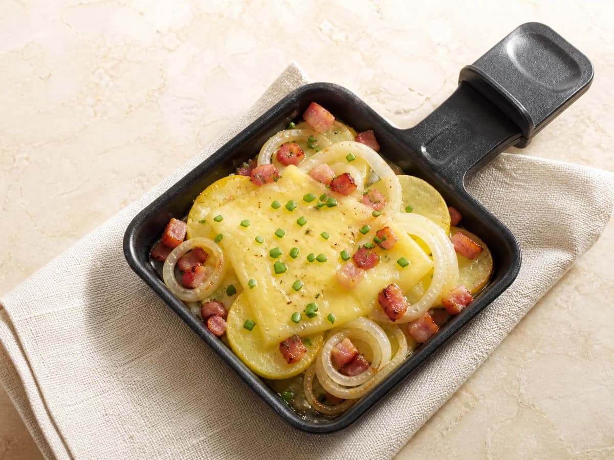 Elsässer Pfännchen frisch zubereitet im Raclette-Pfännchen