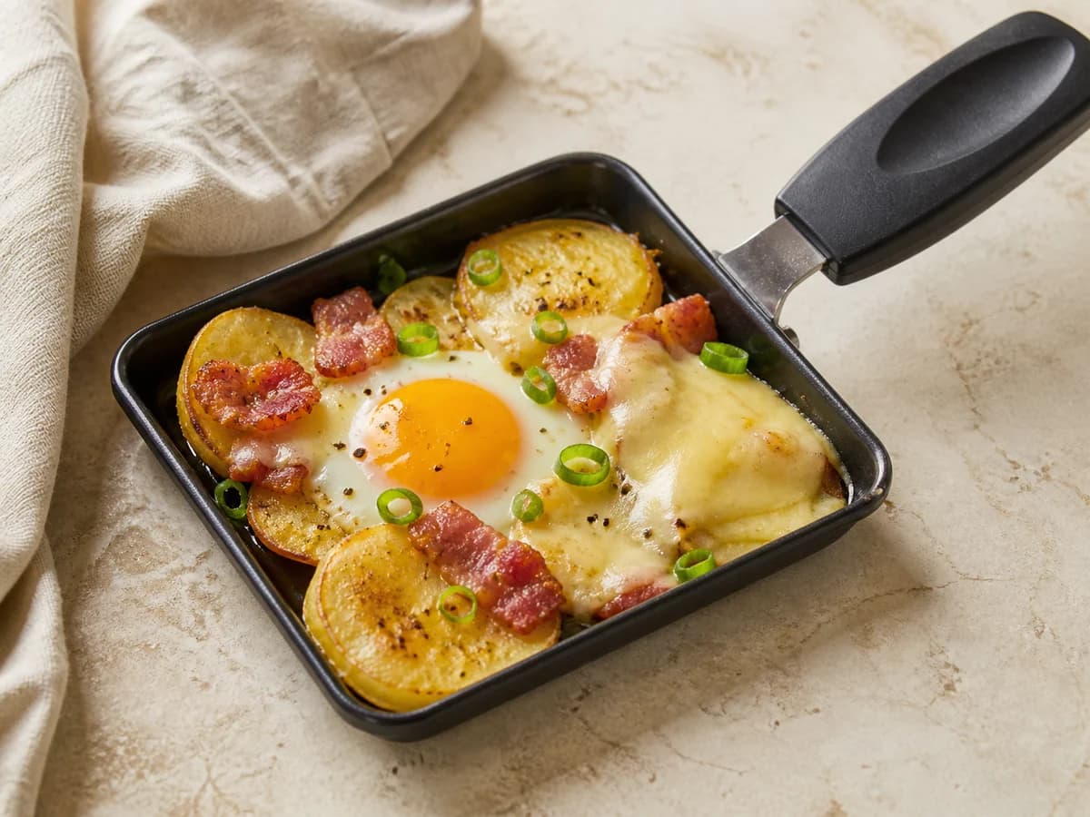 Bauernfrühstück-Raclette frisch zubereitet im Raclette-Pfännchen