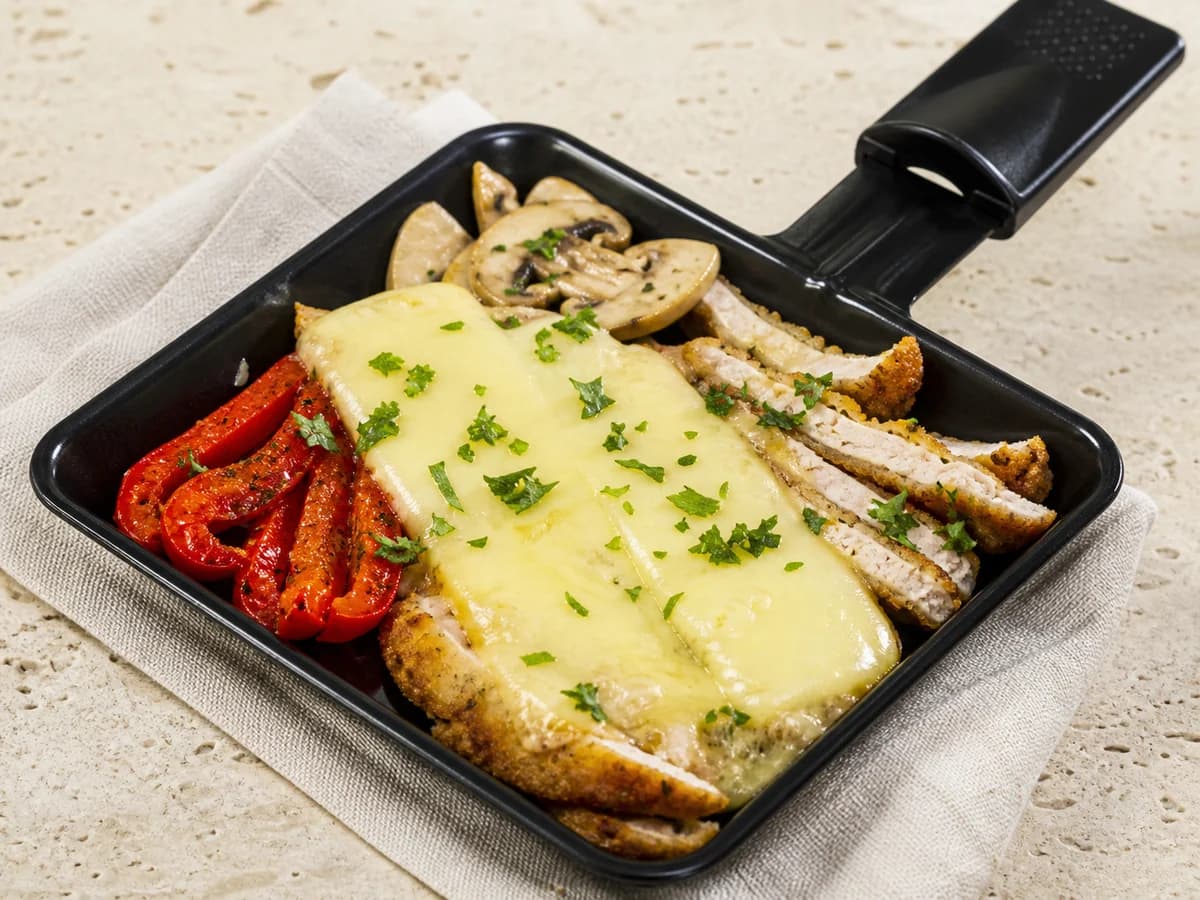 Schnitzel-Raclette frisch zubereitet im Raclette-Pfännchen