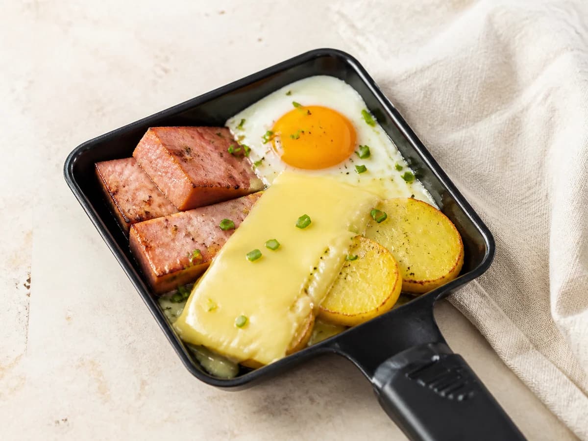 Bratwurst-Apfel-Pfännchen frisch zubereitet im Raclette-Pfännchen