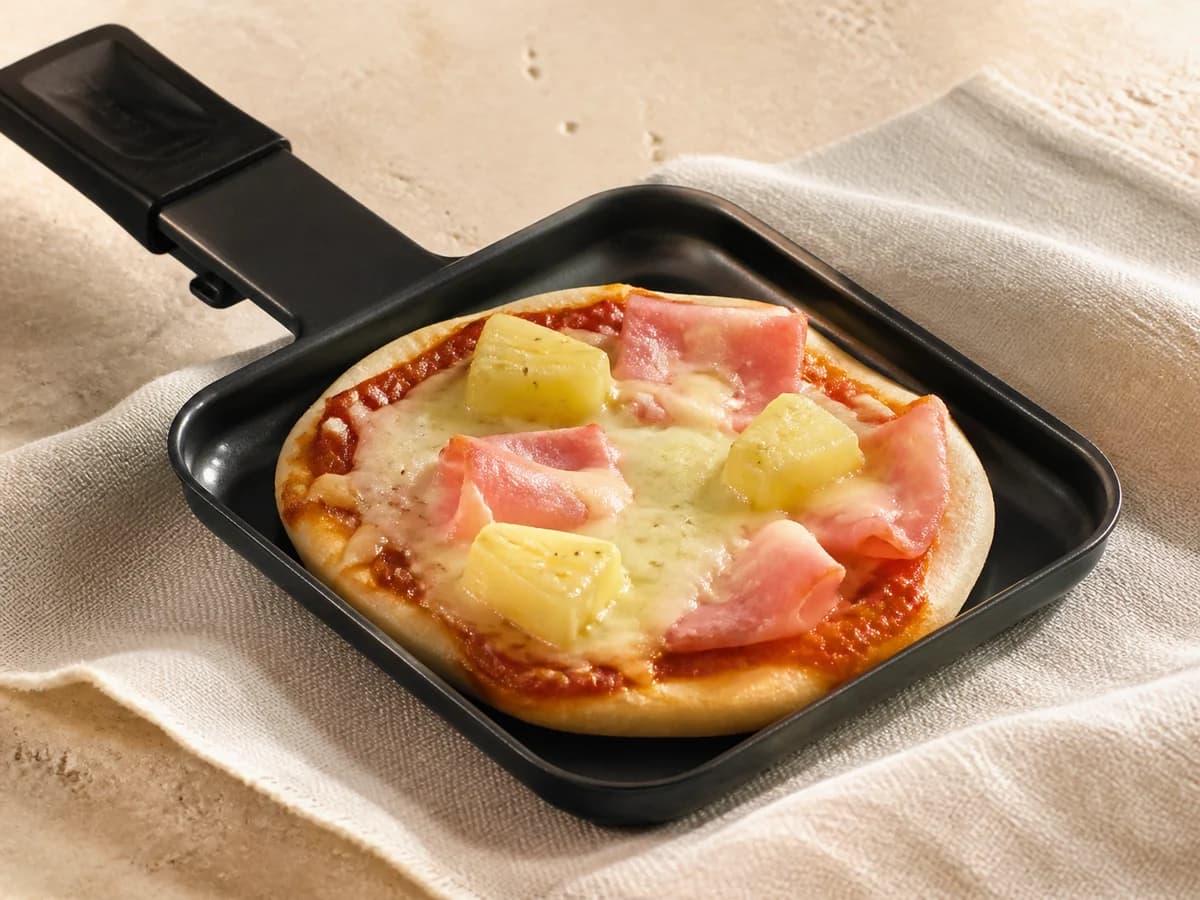 Pizza Salami frisch zubereitet im Raclette-Pfännchen