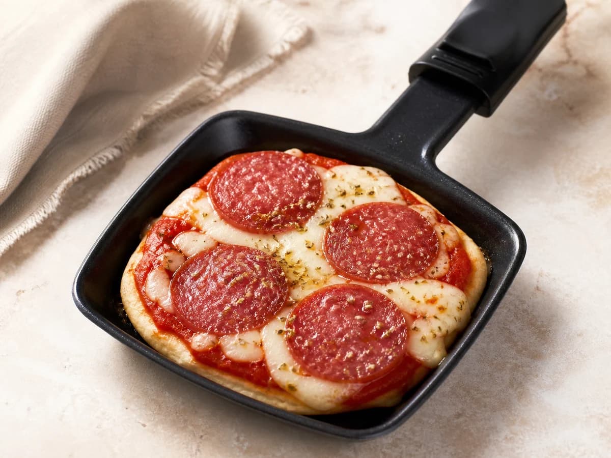 Pizza Hawaii frisch zubereitet im Raclette-Pfännchen