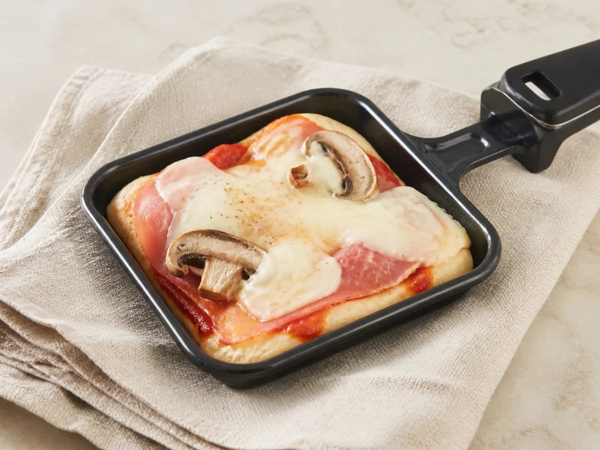 Calzone-Pfännchen frisch zubereitet im Raclette-Pfännchen