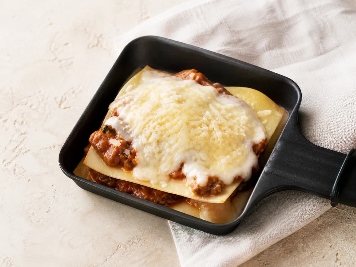 Lasagne-Raclette frisch zubereitet im Raclette-Pfännchen