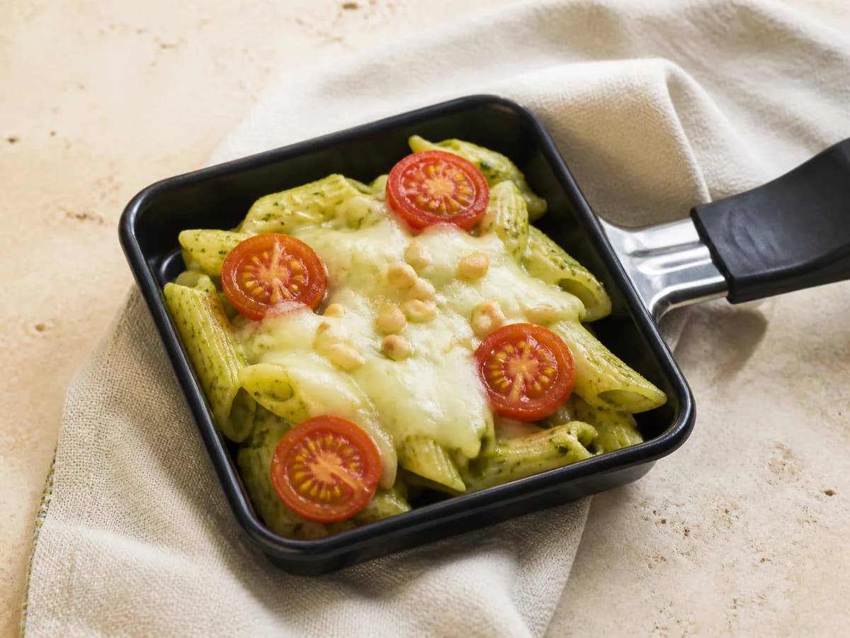 Pesto-Pasta-Raclette frisch zubereitet im Raclette-Pfännchen