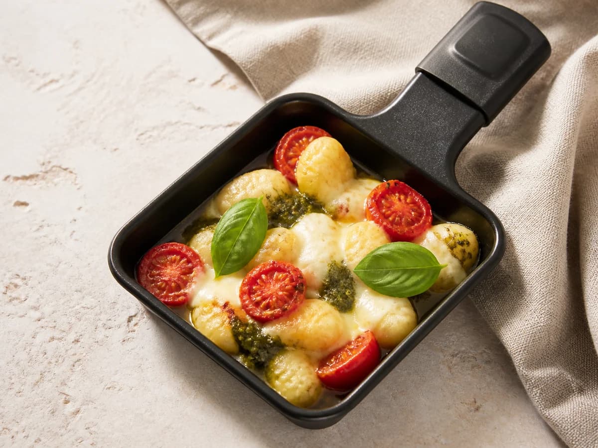 Gnocchi Caprese frisch zubereitet im Raclette-Pfännchen