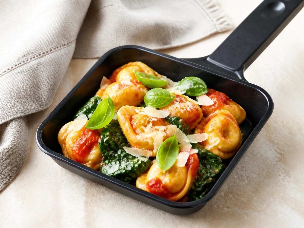 Tortellini-Pfännchen frisch zubereitet im Raclette-Pfännchen