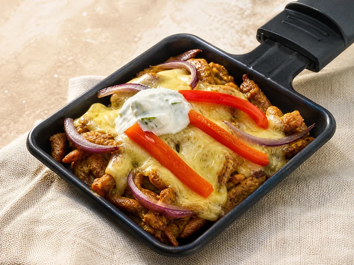 Gyros-Raclette frisch zubereitet im Raclette-Pfännchen