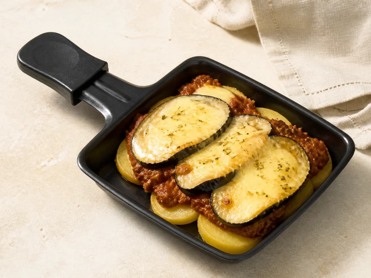 Moussaka-Raclette frisch zubereitet im Raclette-Pfännchen