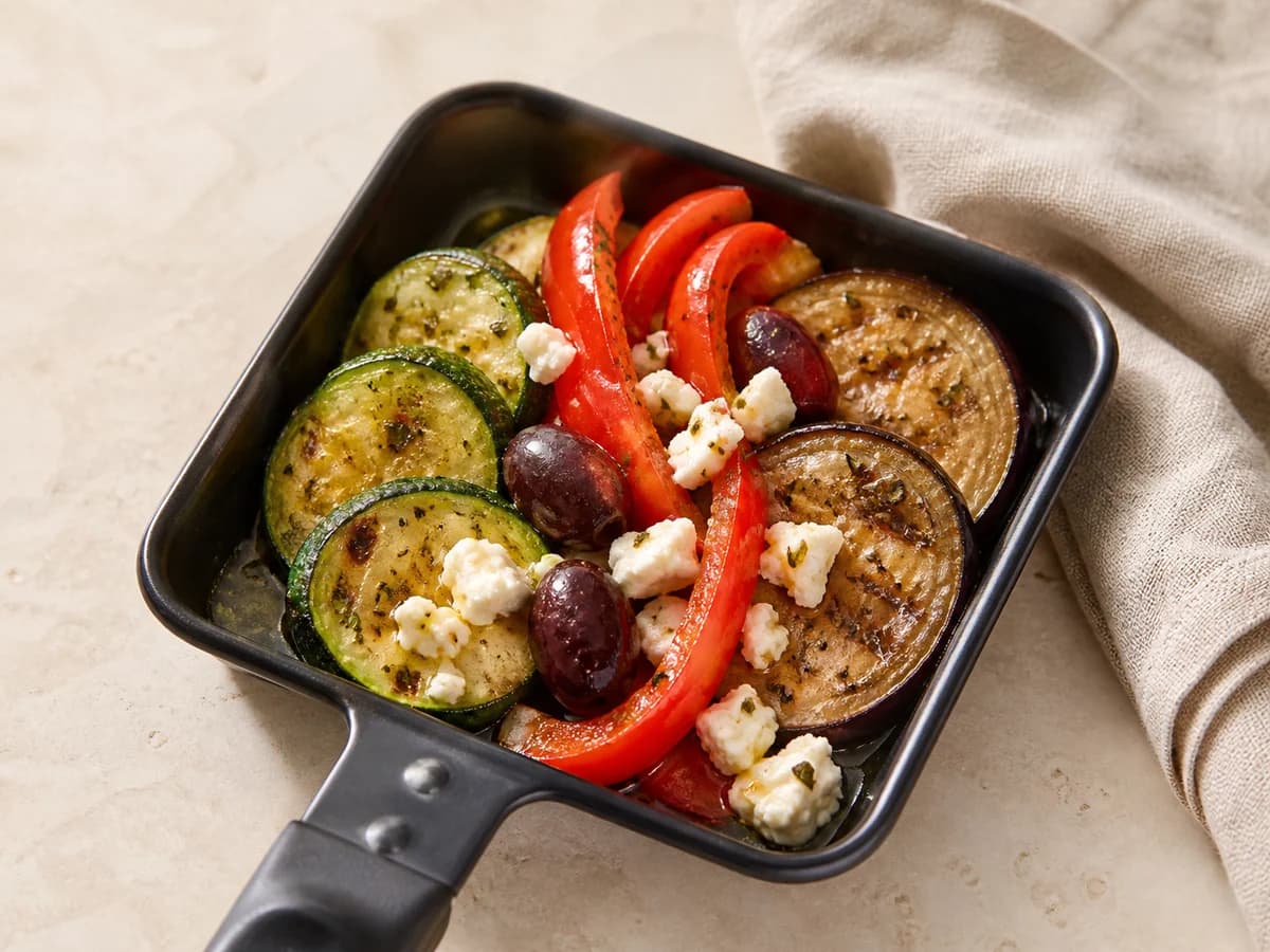 Mediterranes Gemüse-Pfännchen frisch zubereitet im Raclette-Pfännchen