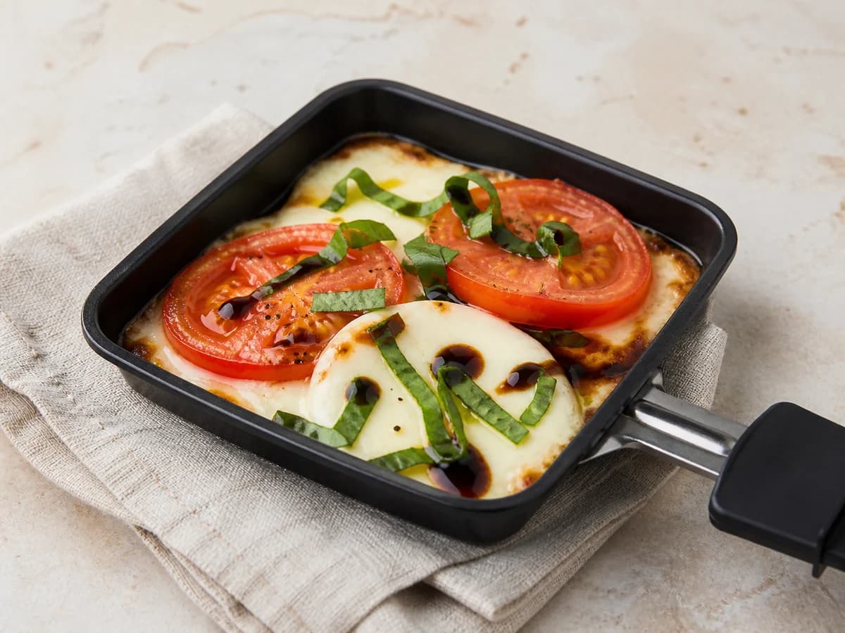Tomate-Mozzarella-Raclette frisch zubereitet im Raclette-Pfännchen