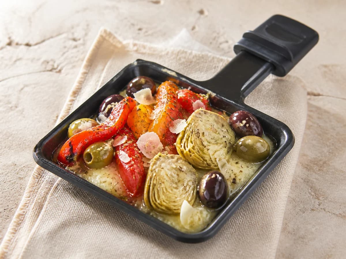Antipasti-Pfännchen frisch zubereitet im Raclette-Pfännchen