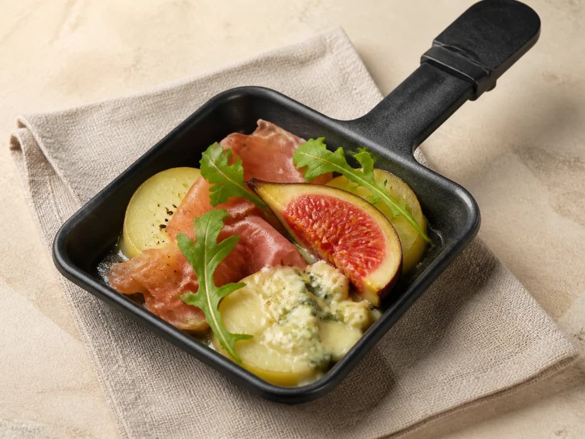 Parma-Pfännchen frisch zubereitet im Raclette-Pfännchen
