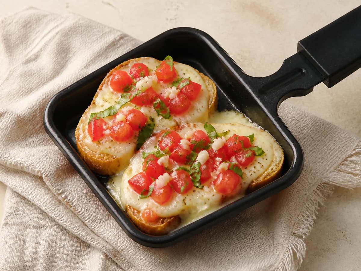 Bruschetta-Raclette frisch zubereitet im Raclette-Pfännchen