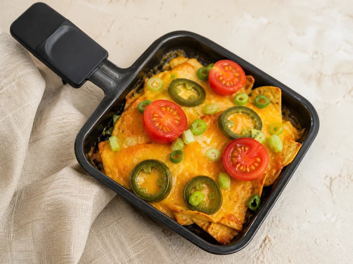 Nacho-Raclette frisch zubereitet im Raclette-Pfännchen