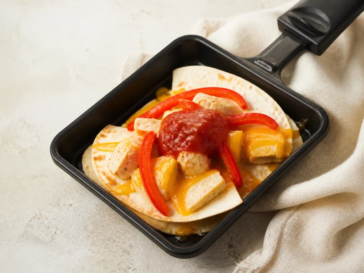 Quesadilla-Raclette frisch zubereitet im Raclette-Pfännchen