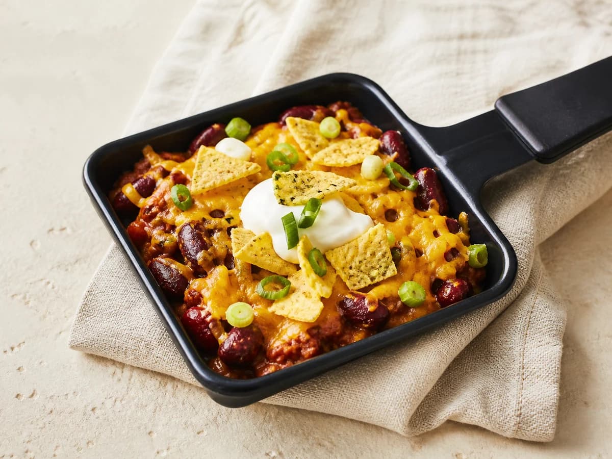 Chili-con-Carne-Raclette frisch zubereitet im Raclette-Pfännchen