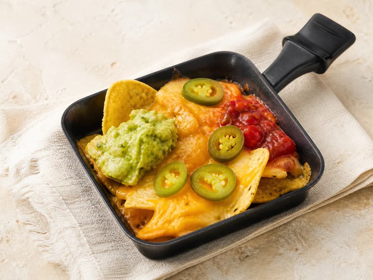 Guacamole-Nacho-Pfännchen frisch zubereitet im Raclette-Pfännchen