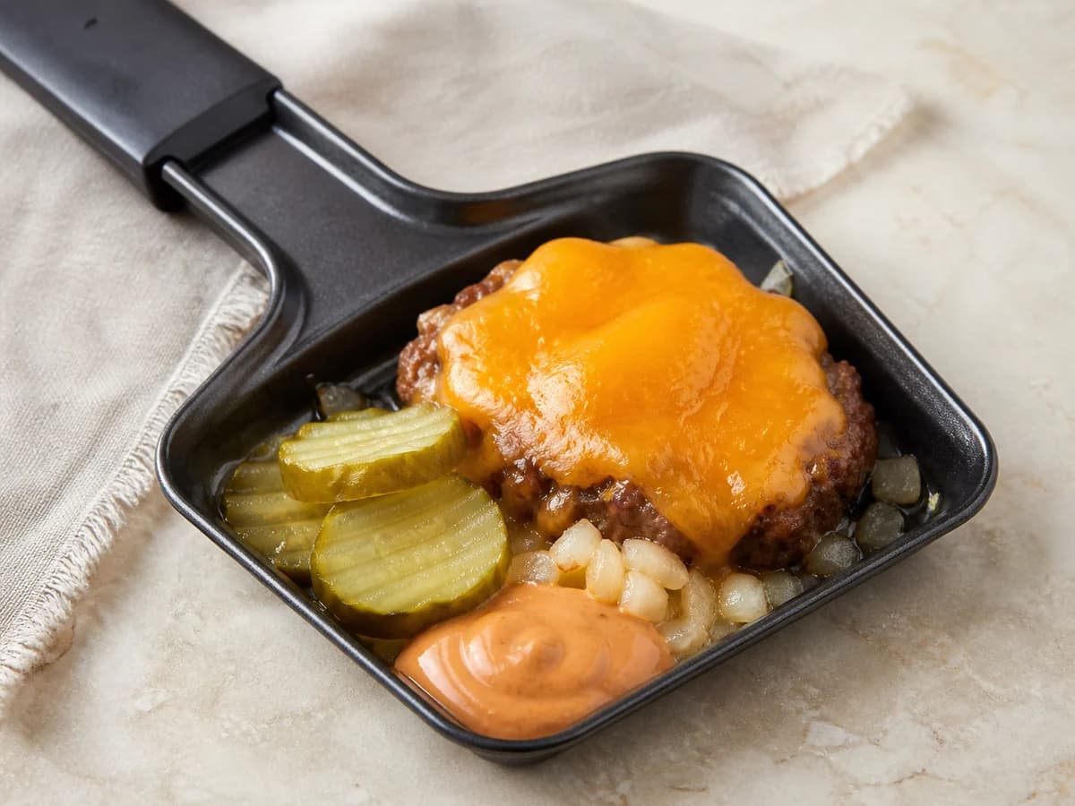 Cheeseburger-Pfännchen frisch zubereitet im Raclette-Pfännchen