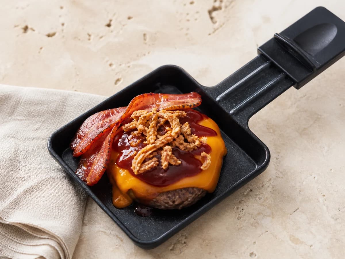 BBQ-Bacon-Burger frisch zubereitet im Raclette-Pfännchen