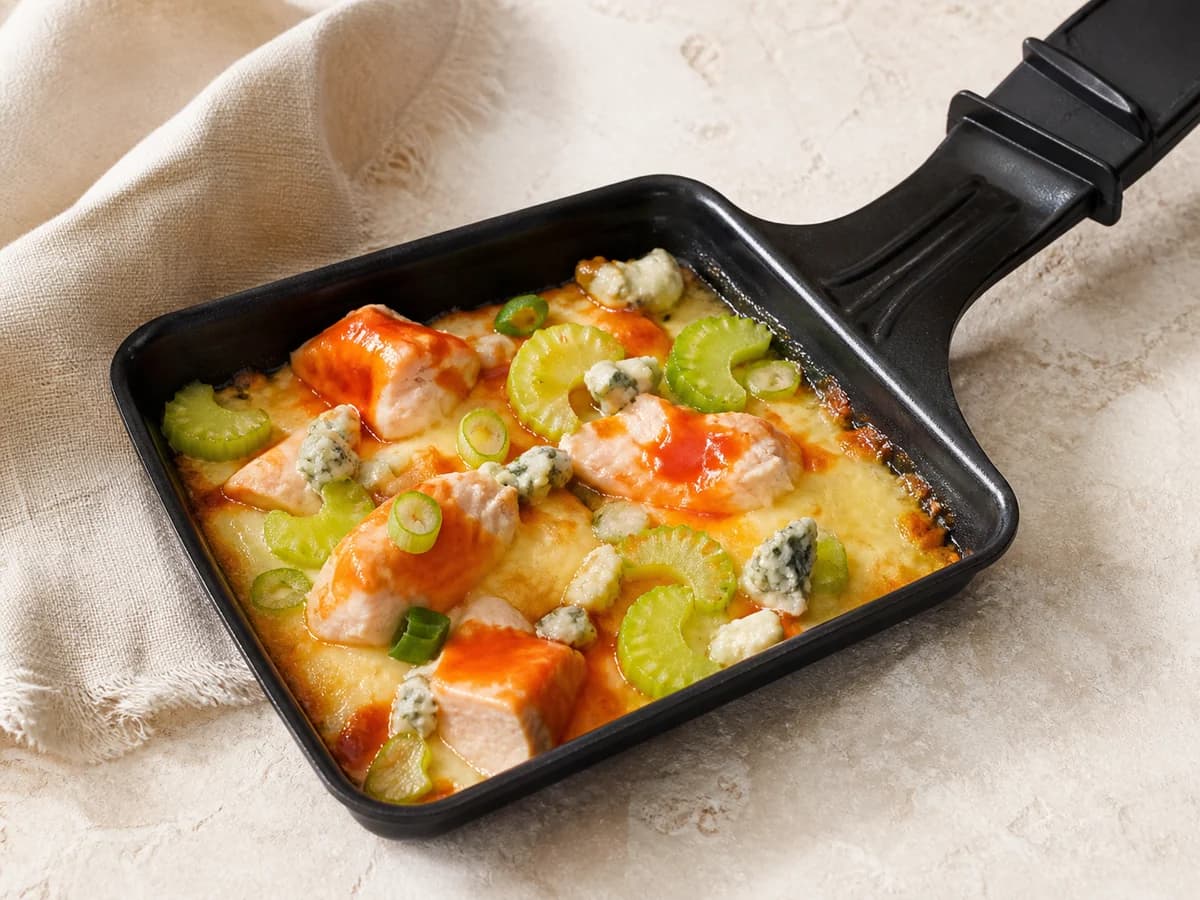 Buffalo-Chicken-Pfännchen frisch zubereitet im Raclette-Pfännchen