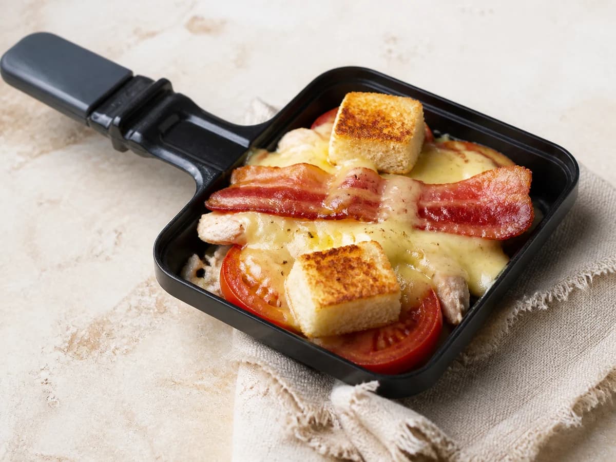 Club-Sandwich-Pfännchen frisch zubereitet im Raclette-Pfännchen