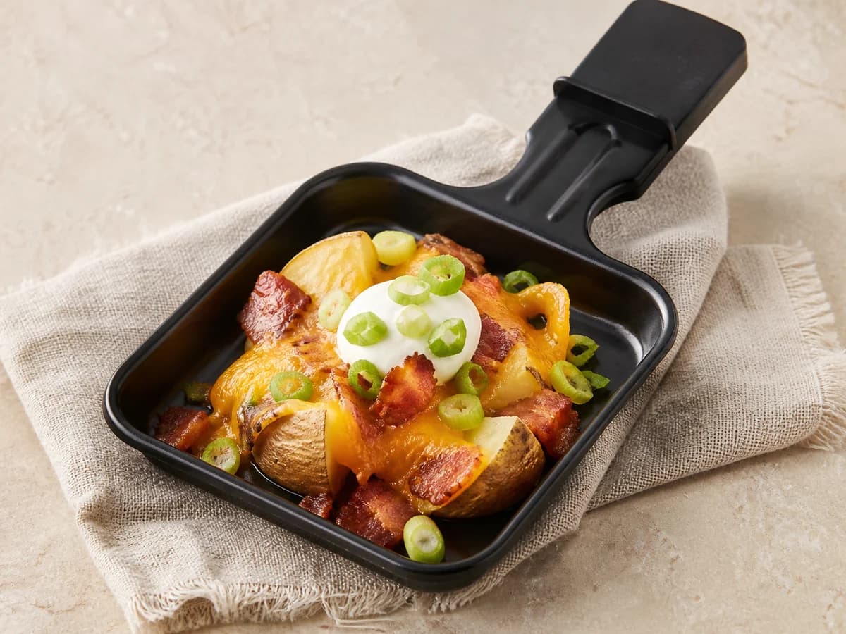 Loaded-Potato-Raclette frisch zubereitet im Raclette-Pfännchen