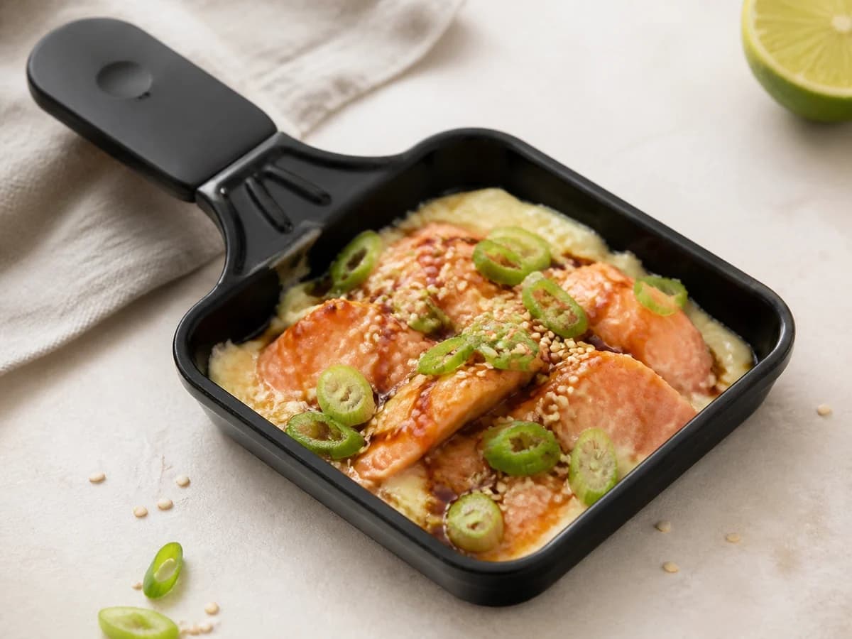 Asia-Lachs-Pfännchen frisch zubereitet im Raclette-Pfännchen