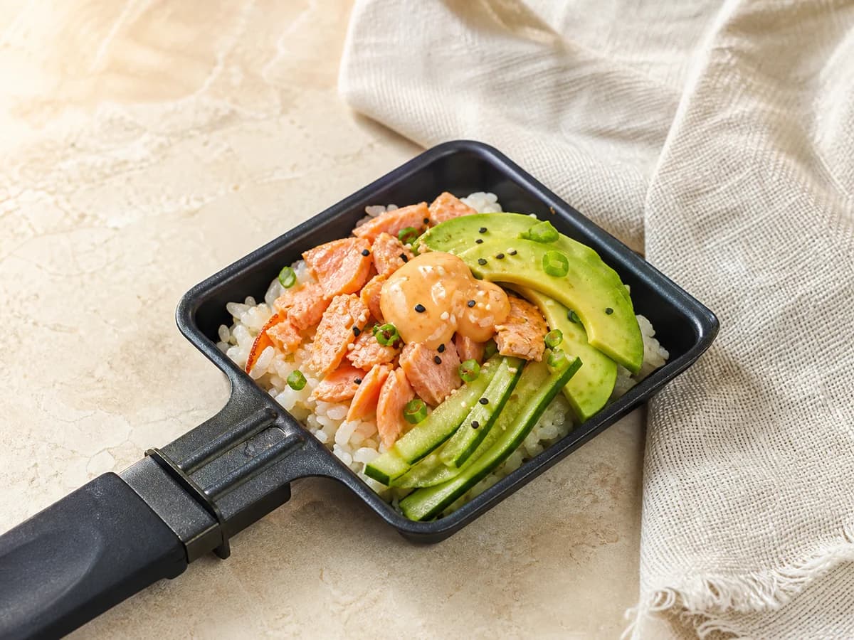 Sushi-Raclette frisch zubereitet im Raclette-Pfännchen