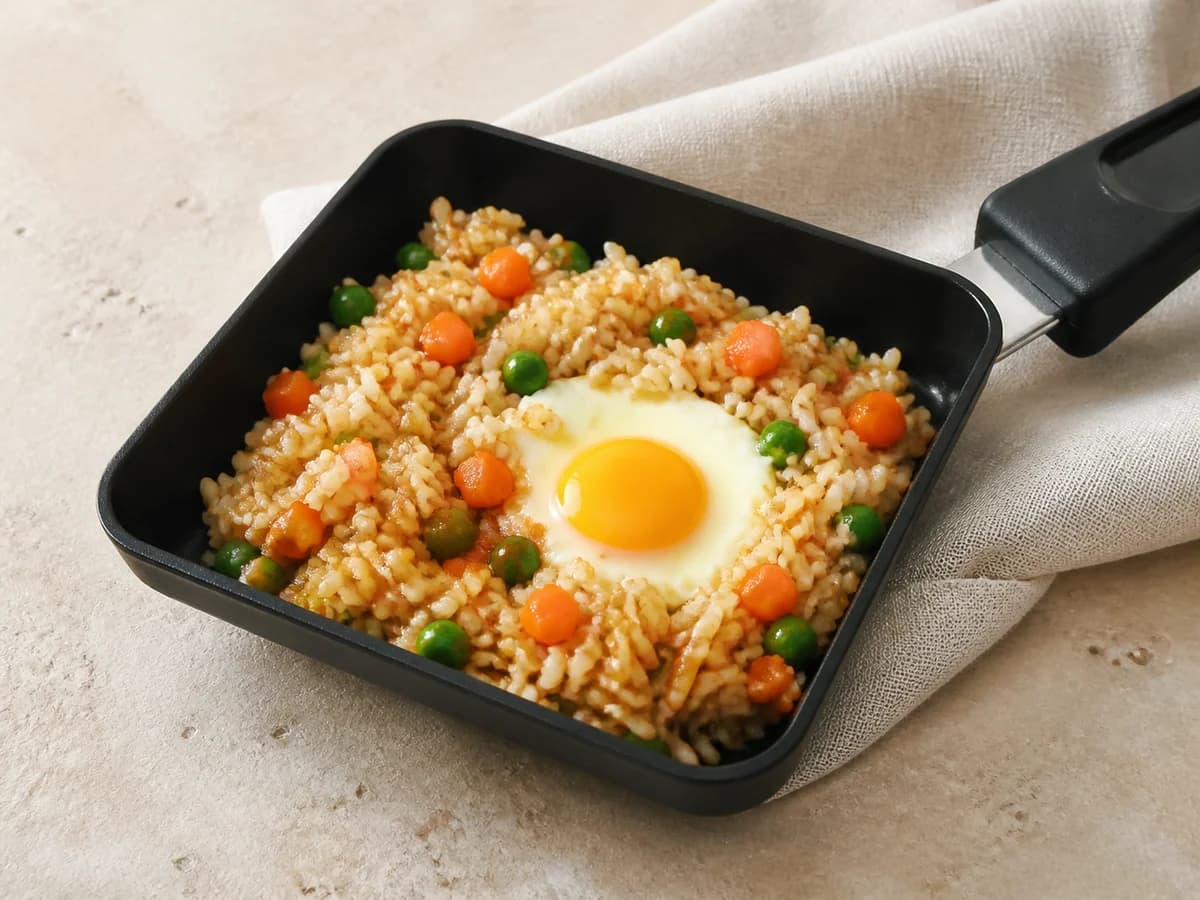 Gebratener-Reis-Pfännchen frisch zubereitet im Raclette-Pfännchen