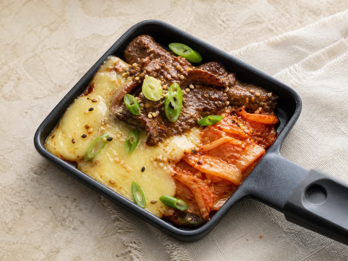 Koreanisches BBQ-Raclette frisch zubereitet im Raclette-Pfännchen