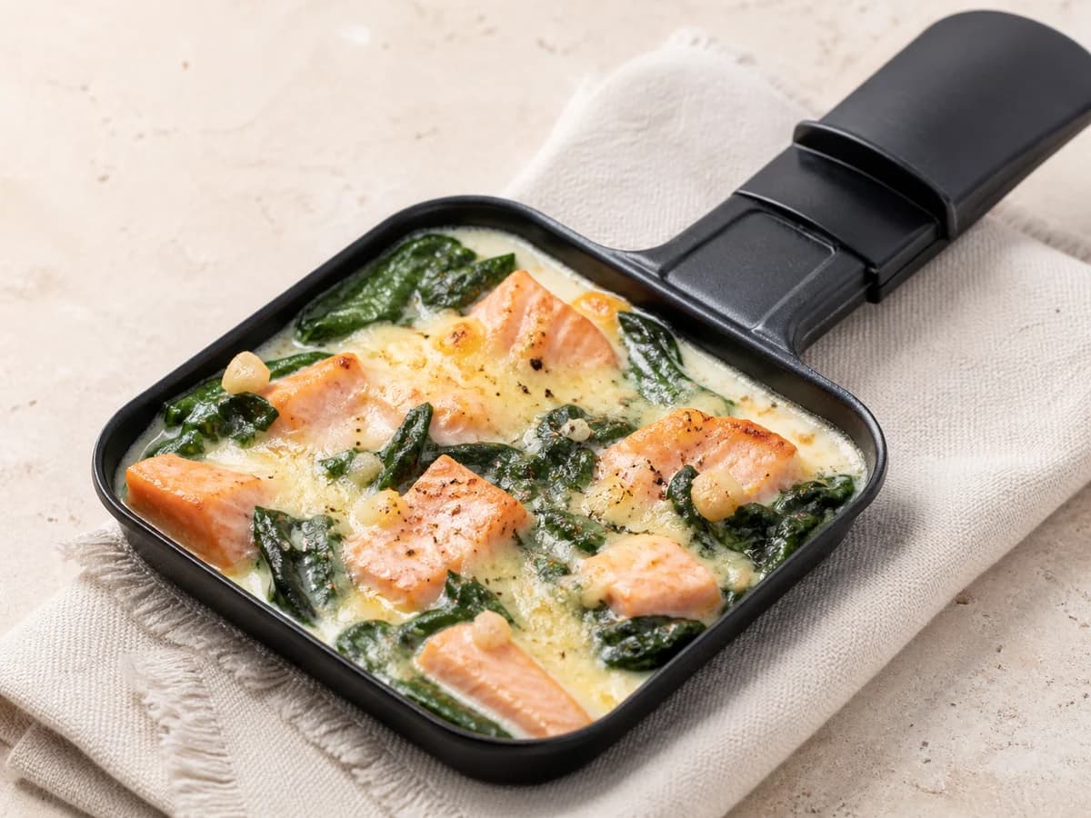 Lachs-Spinat-Pfännchen frisch zubereitet im Raclette-Pfännchen