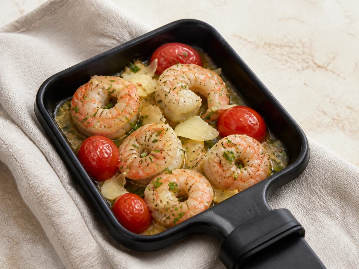 Garnelen-Knoblauch-Raclette frisch zubereitet im Raclette-Pfännchen