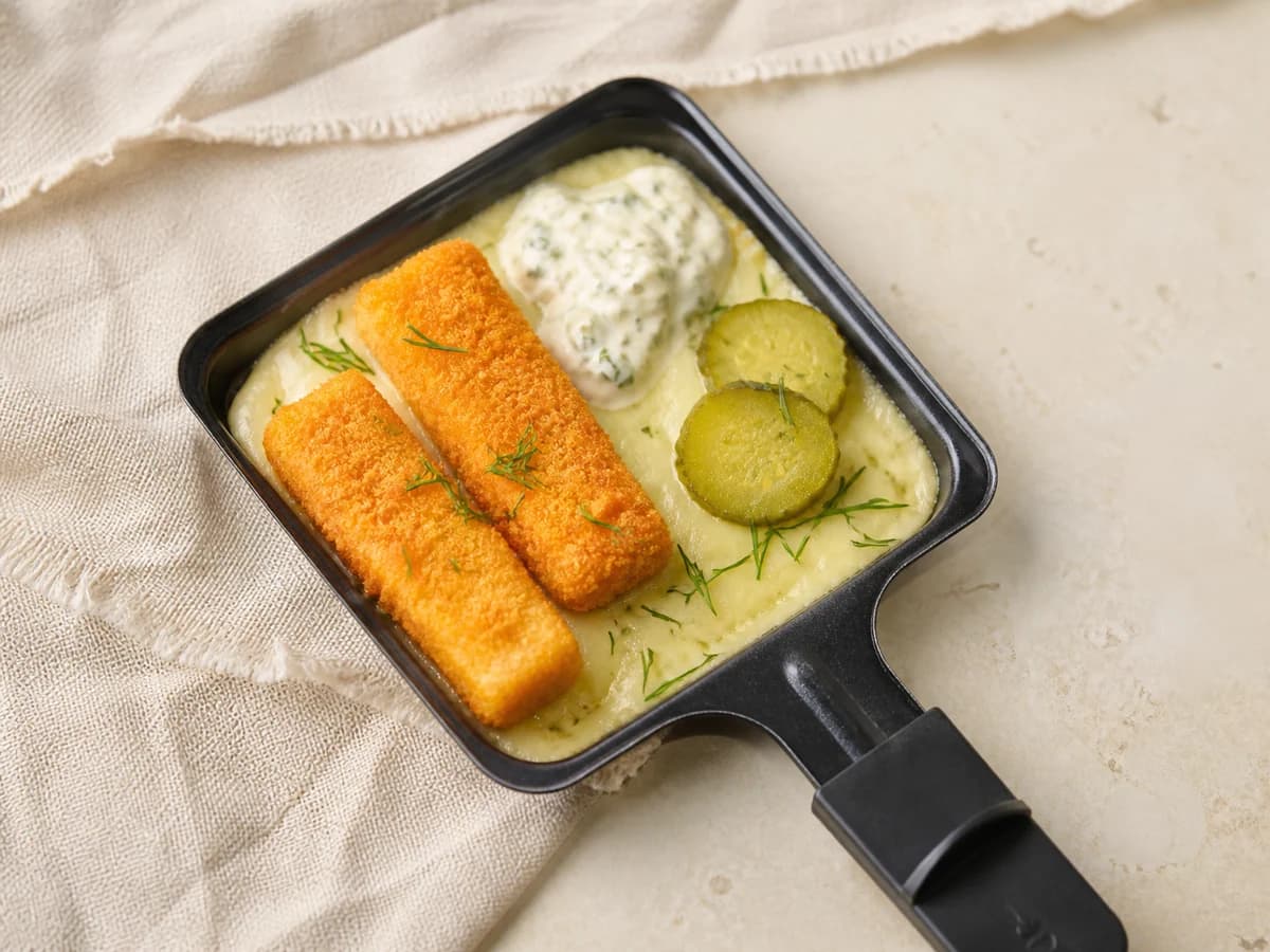 Fischstäbchen-Raclette frisch zubereitet im Raclette-Pfännchen