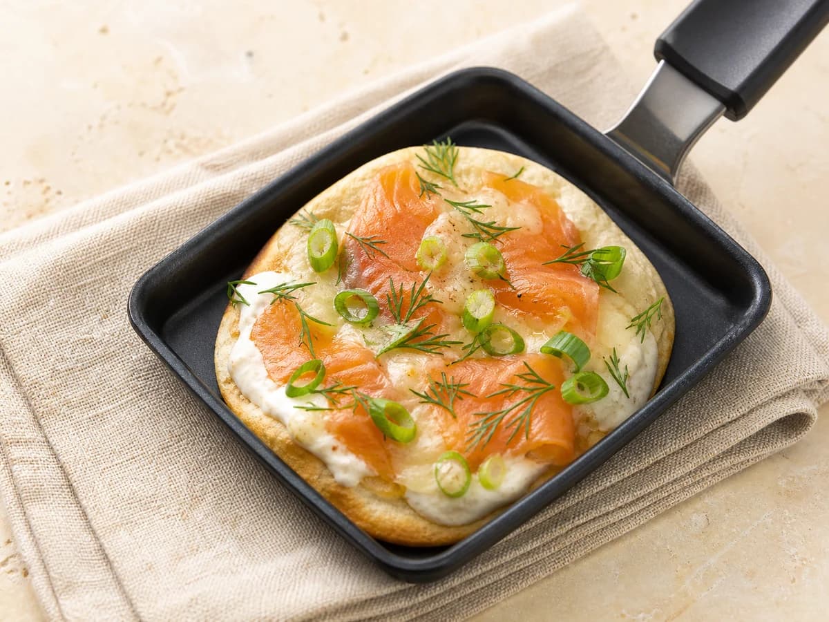 Flamm-Lachs-Raclette frisch zubereitet im Raclette-Pfännchen