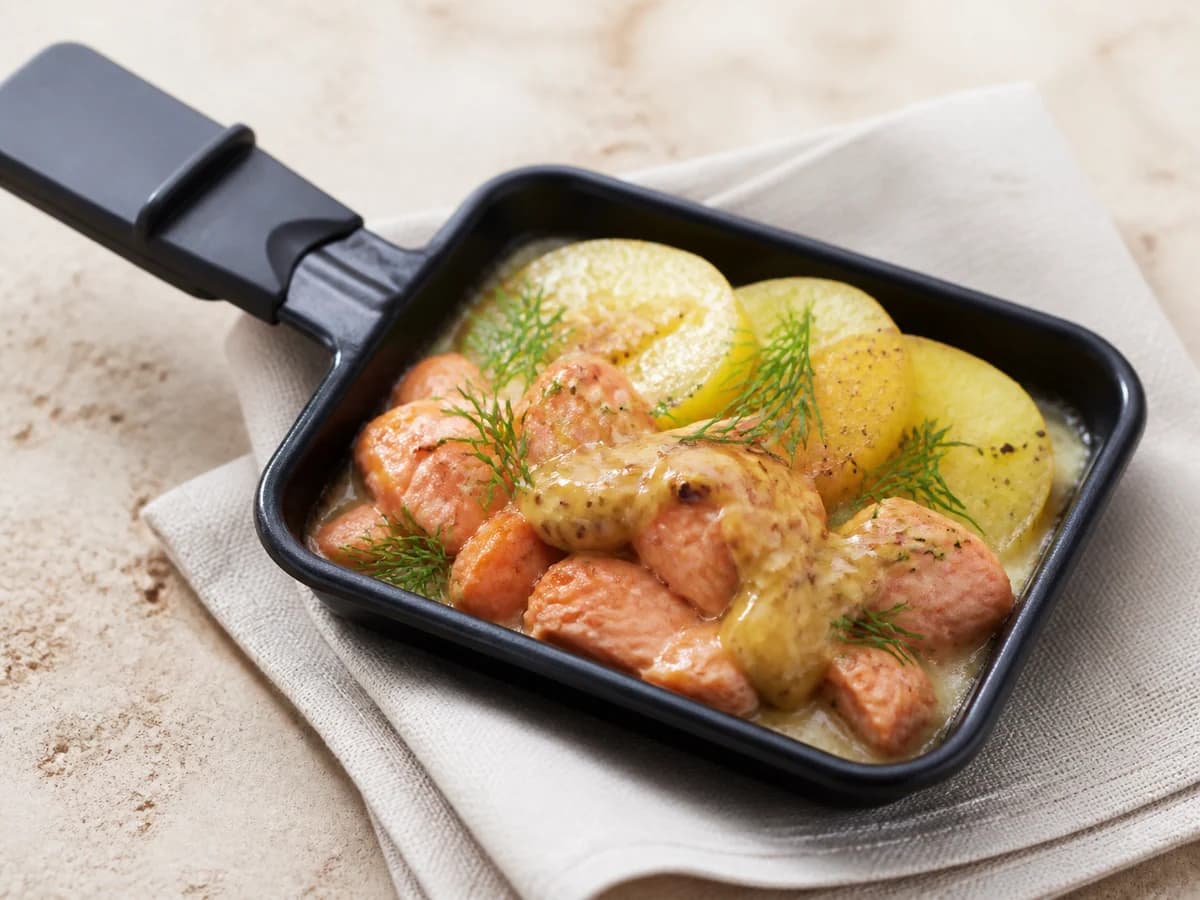 Lachs-Honig-Senf-Raclette frisch zubereitet im Raclette-Pfännchen