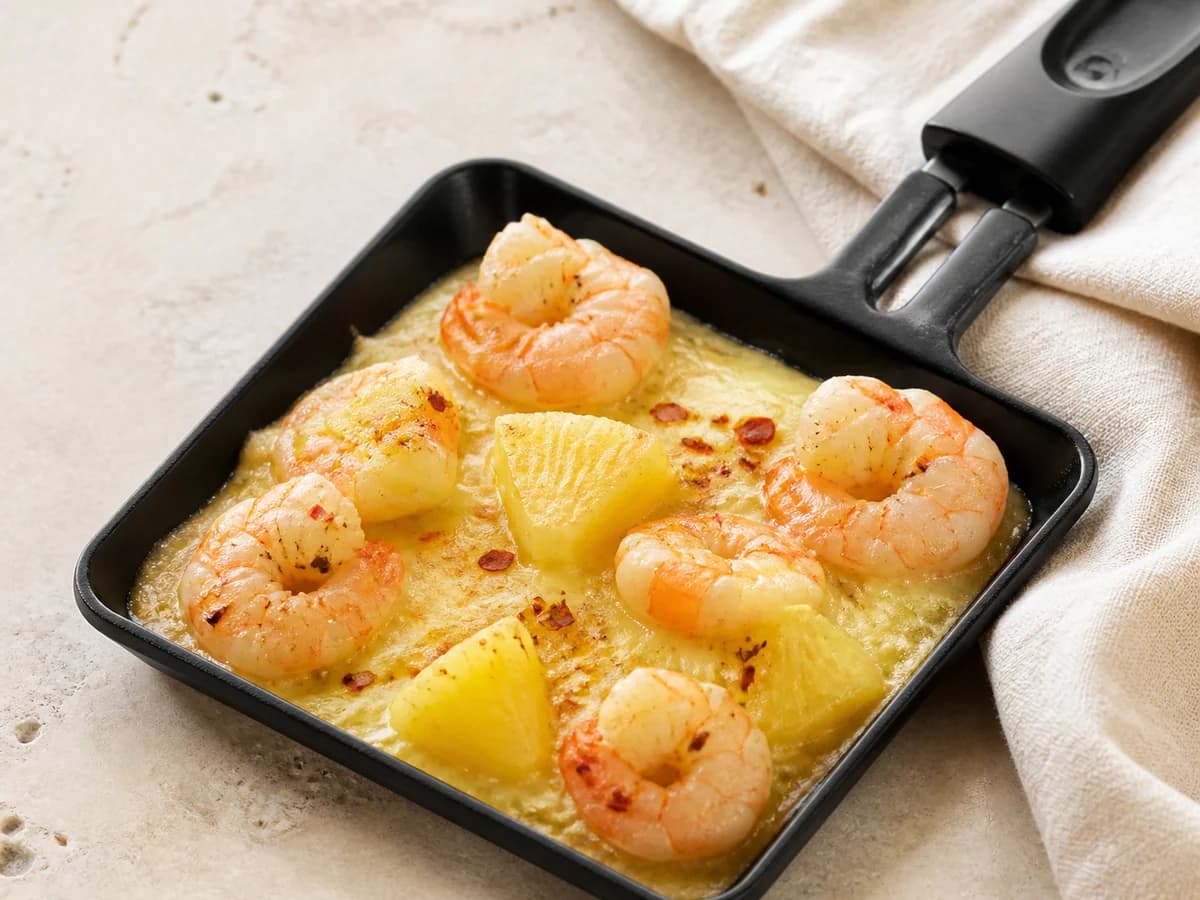 Garnelen-Ananas-Pfännchen frisch zubereitet im Raclette-Pfännchen