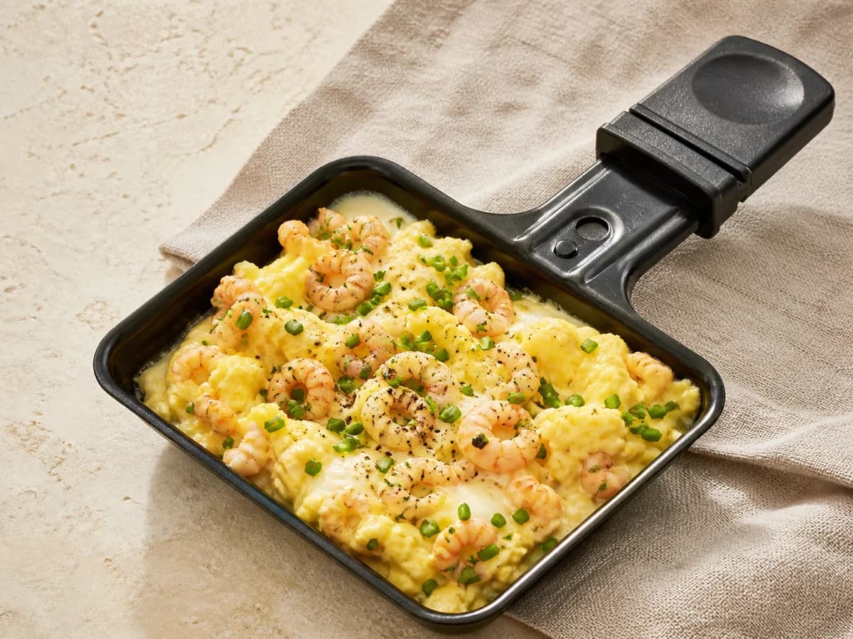 Krabben-Rührei-Raclette frisch zubereitet im Raclette-Pfännchen