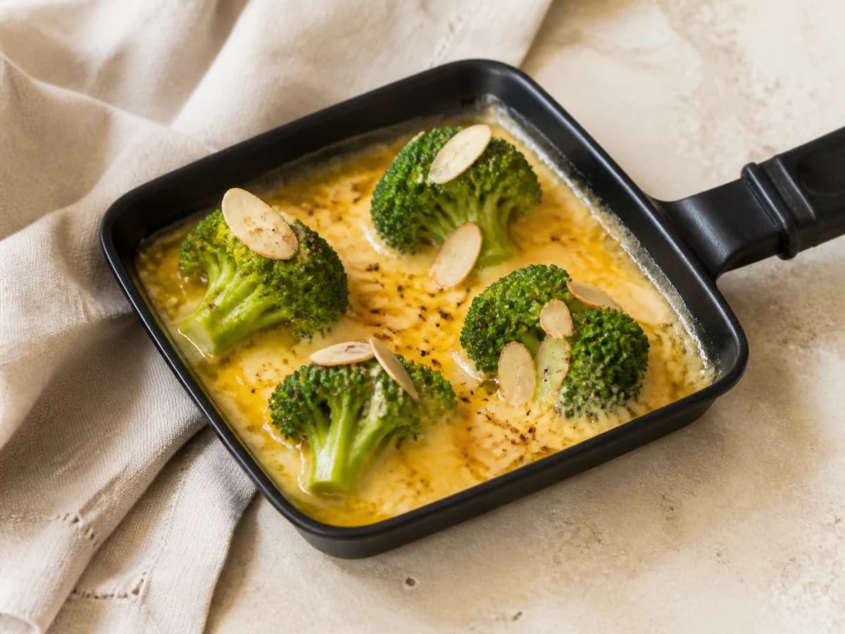 Brokkoli-Cheddar-Pfännchen frisch zubereitet im Raclette-Pfännchen