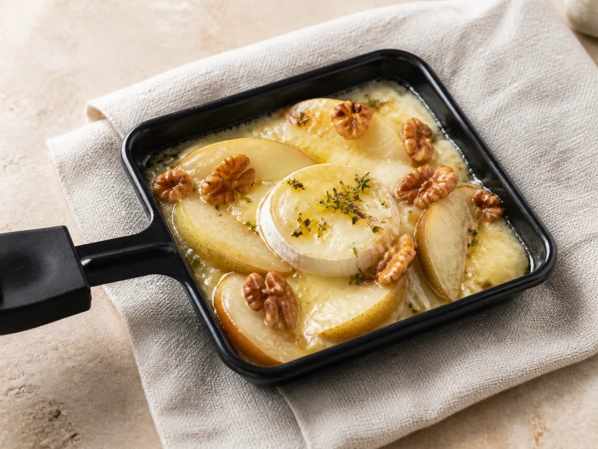 Ziegenkäse-Honig-Raclette frisch zubereitet im Raclette-Pfännchen