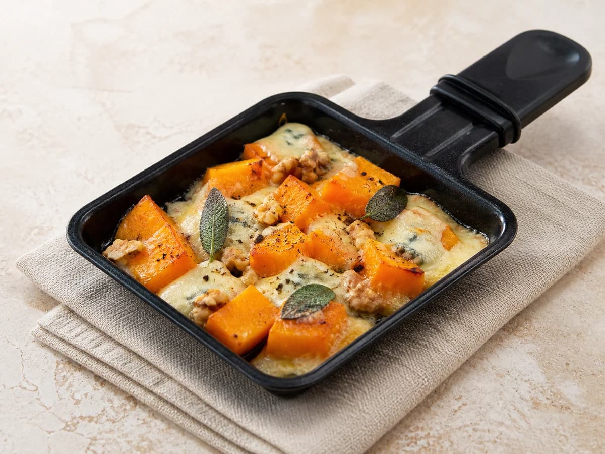 Kürbis-Gorgonzola-Pfännchen frisch zubereitet im Raclette-Pfännchen