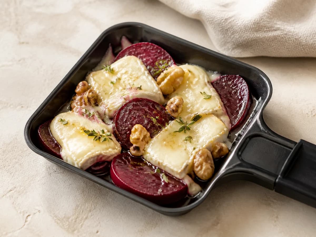 Rote-Bete-Ziegenkäse-Raclette frisch zubereitet im Raclette-Pfännchen