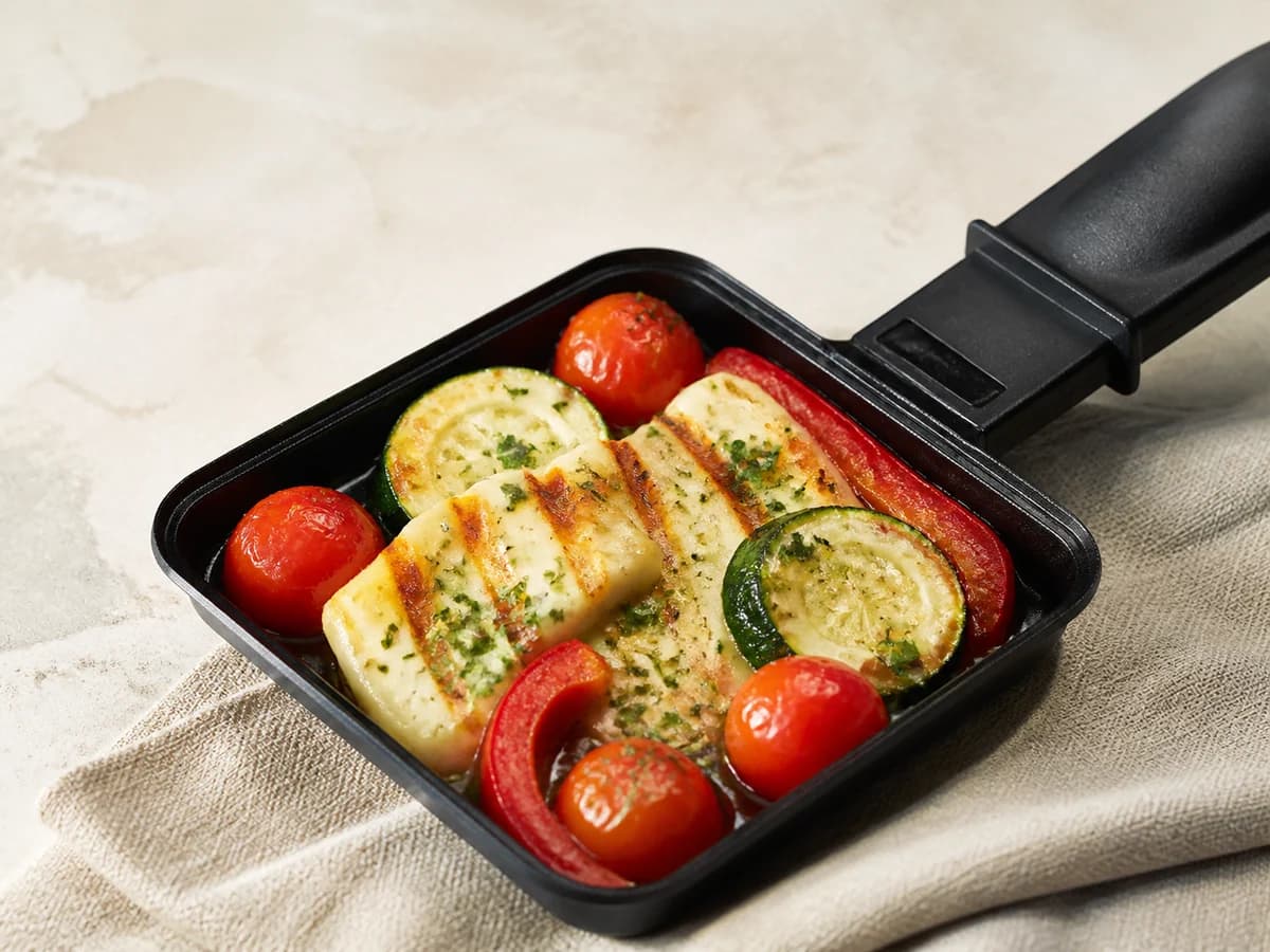 Halloumi-Gemüse-Raclette frisch zubereitet im Raclette-Pfännchen