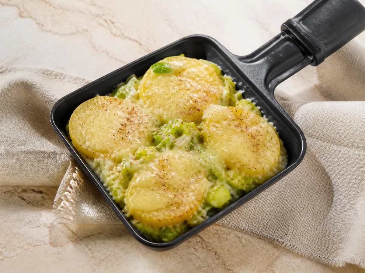 Kartoffel-Lauch-Raclette frisch zubereitet im Raclette-Pfännchen