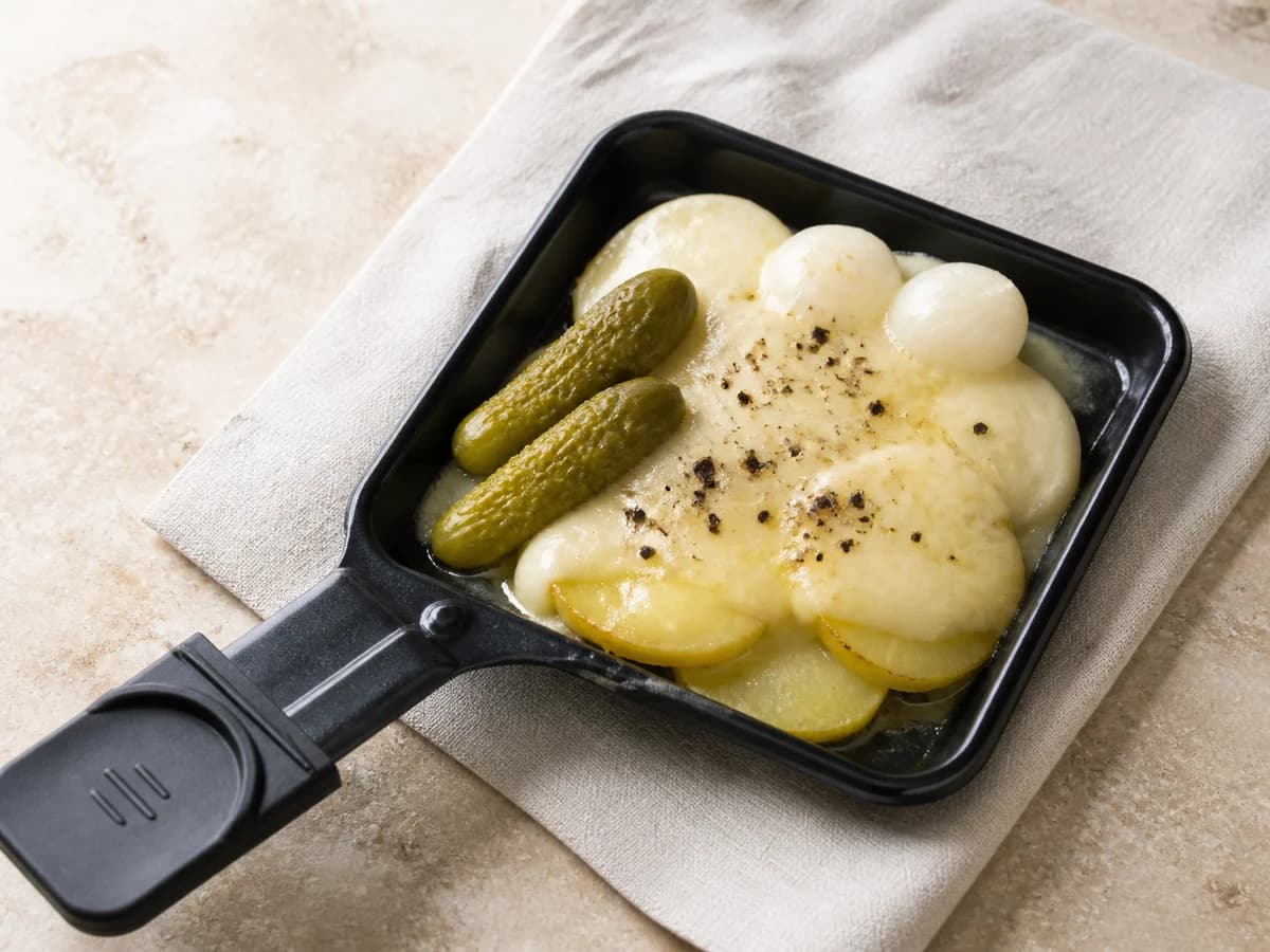 Veganer Klassiker frisch zubereitet im Raclette-Pfännchen