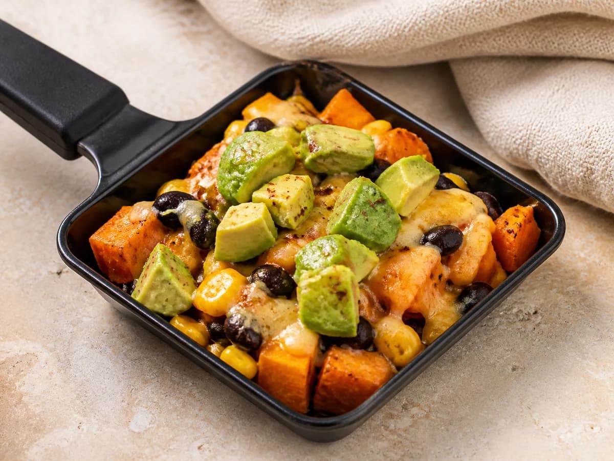 Süßkartoffel-Avocado-Pfännchen frisch zubereitet im Raclette-Pfännchen