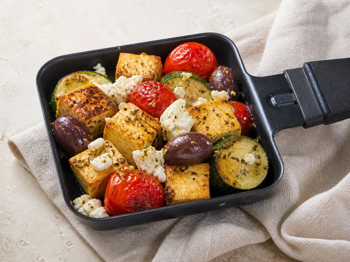 Mediterranes Tofu-Pfännchen frisch zubereitet im Raclette-Pfännchen