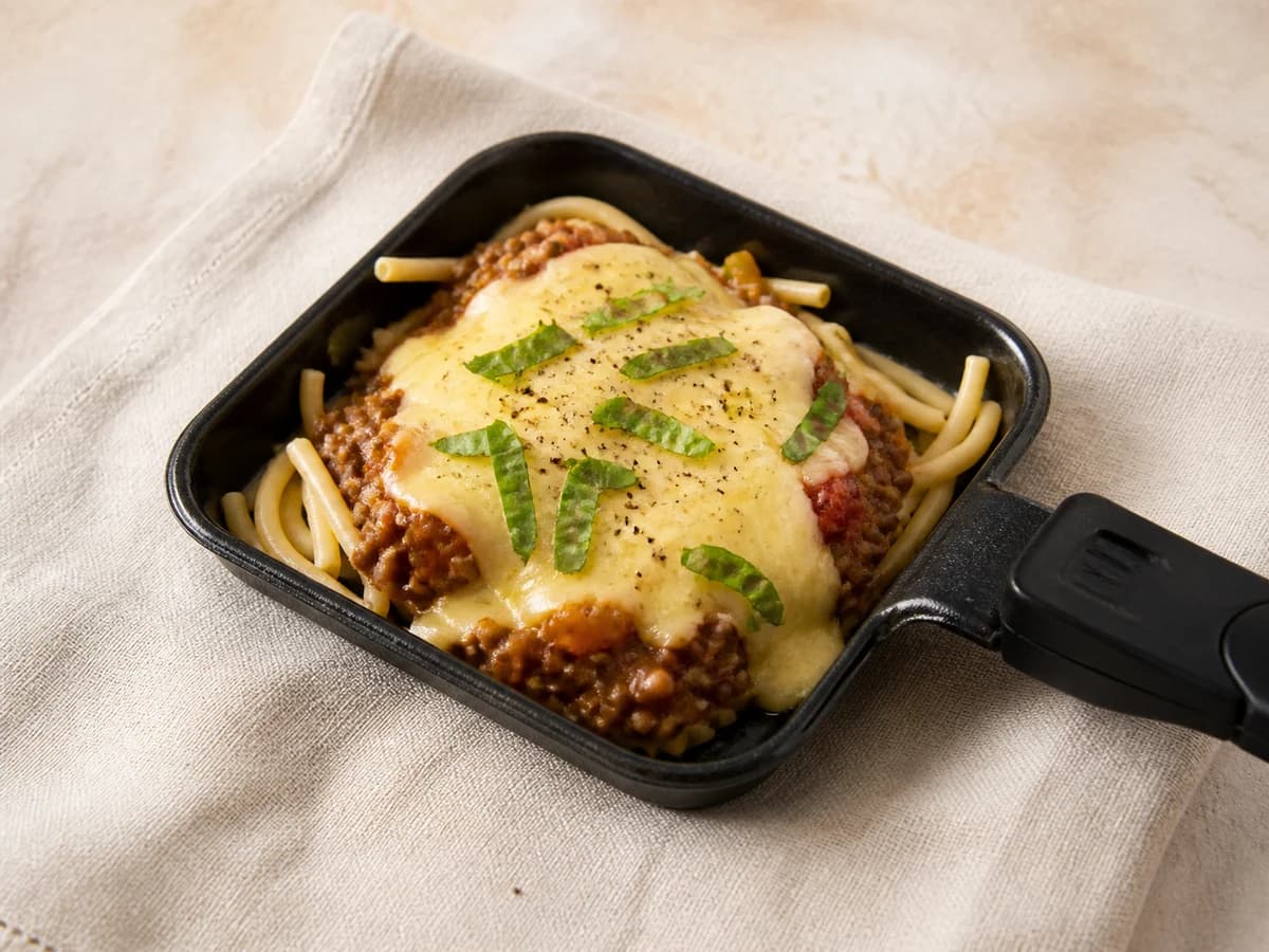Linsen-Bolognese-Raclette frisch zubereitet im Raclette-Pfännchen