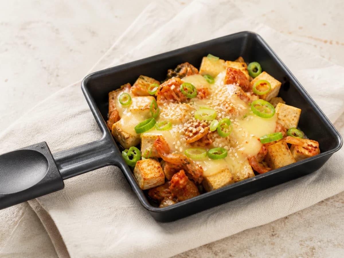 Kimchi-Tofu-Pfännchen frisch zubereitet im Raclette-Pfännchen