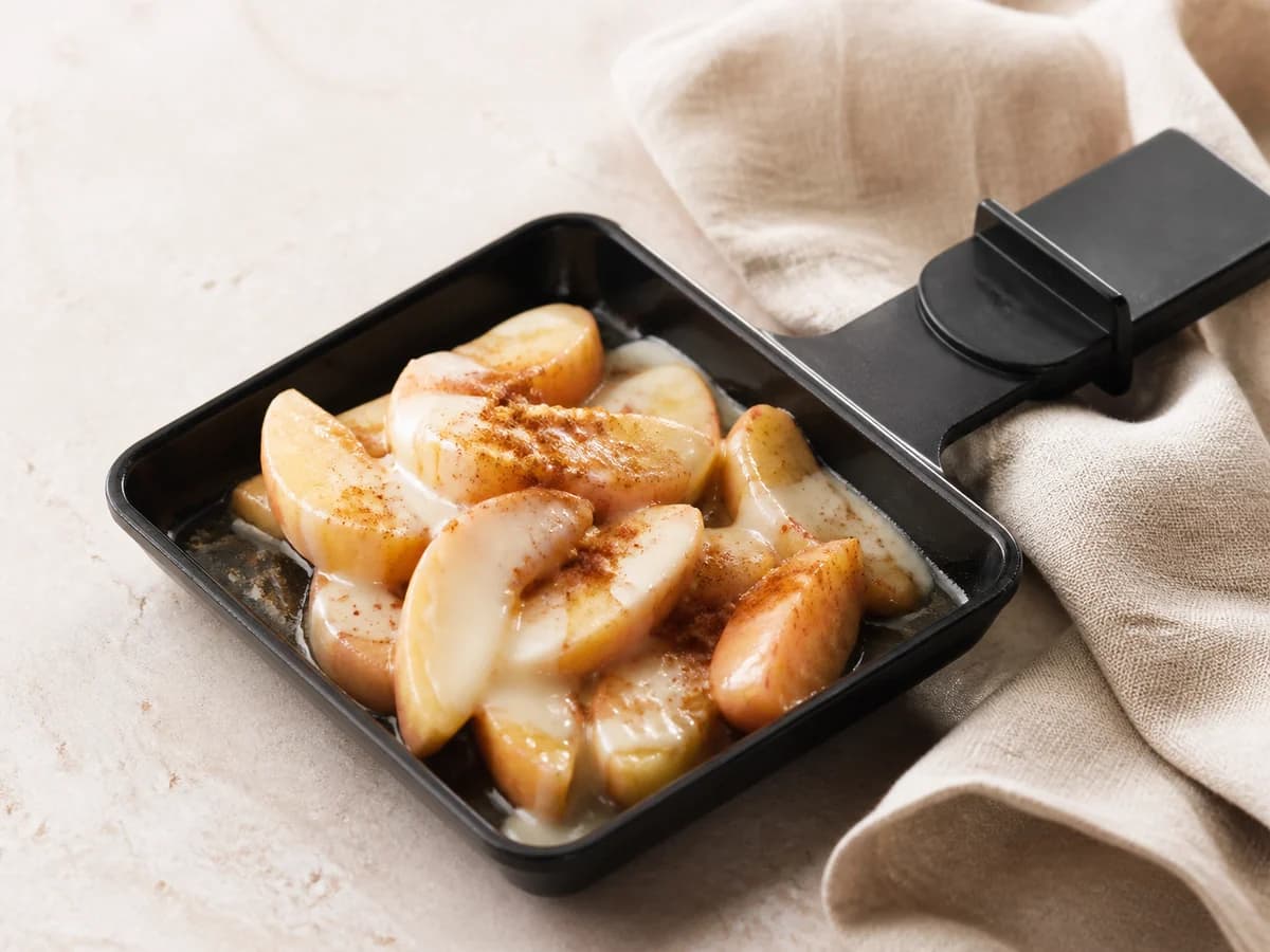 Apfel-Zimt-Pfännchen frisch zubereitet im Raclette-Pfännchen